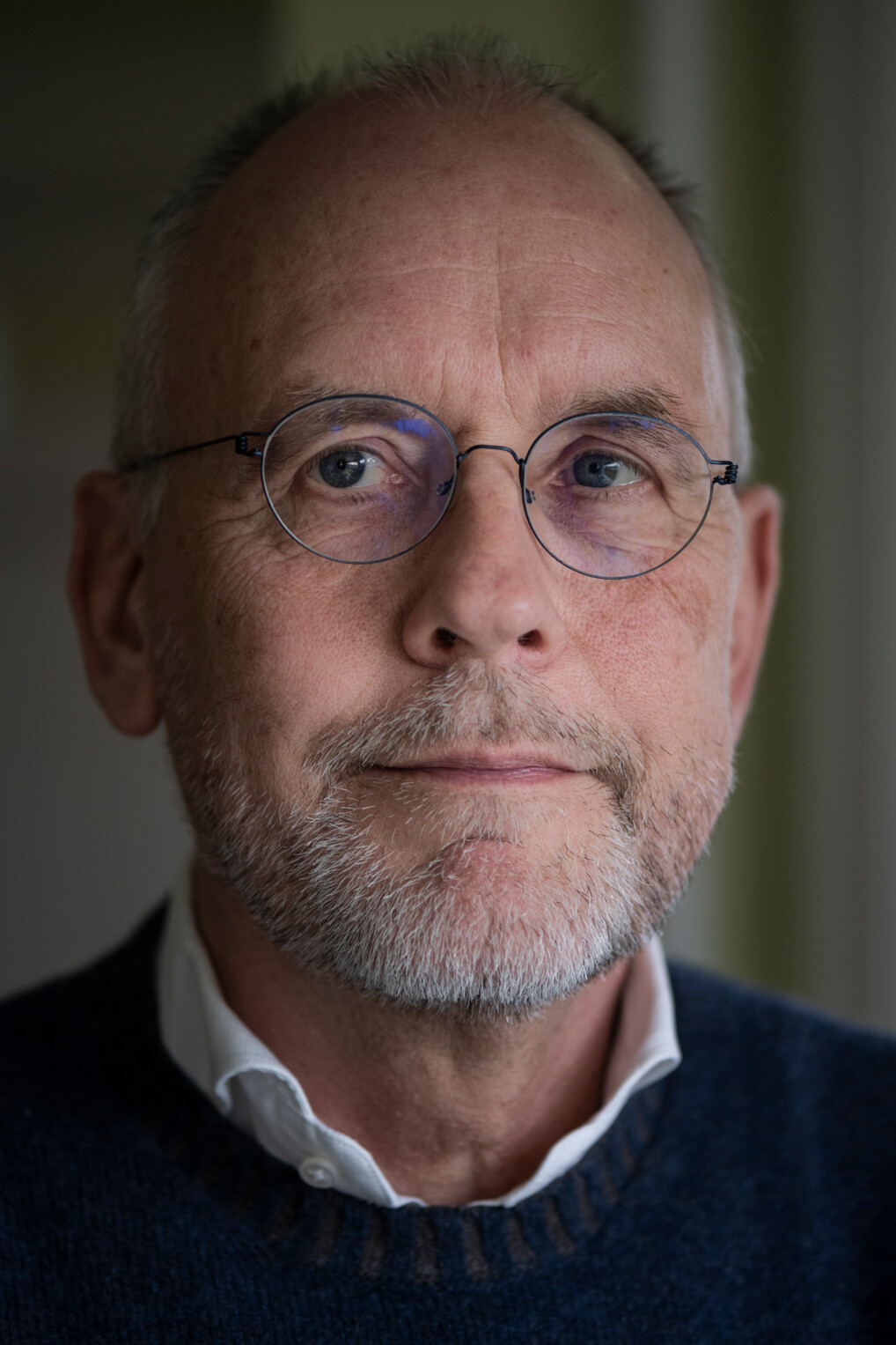 Portræt af biskop Henrik Wigh-Poulsen, april 2024