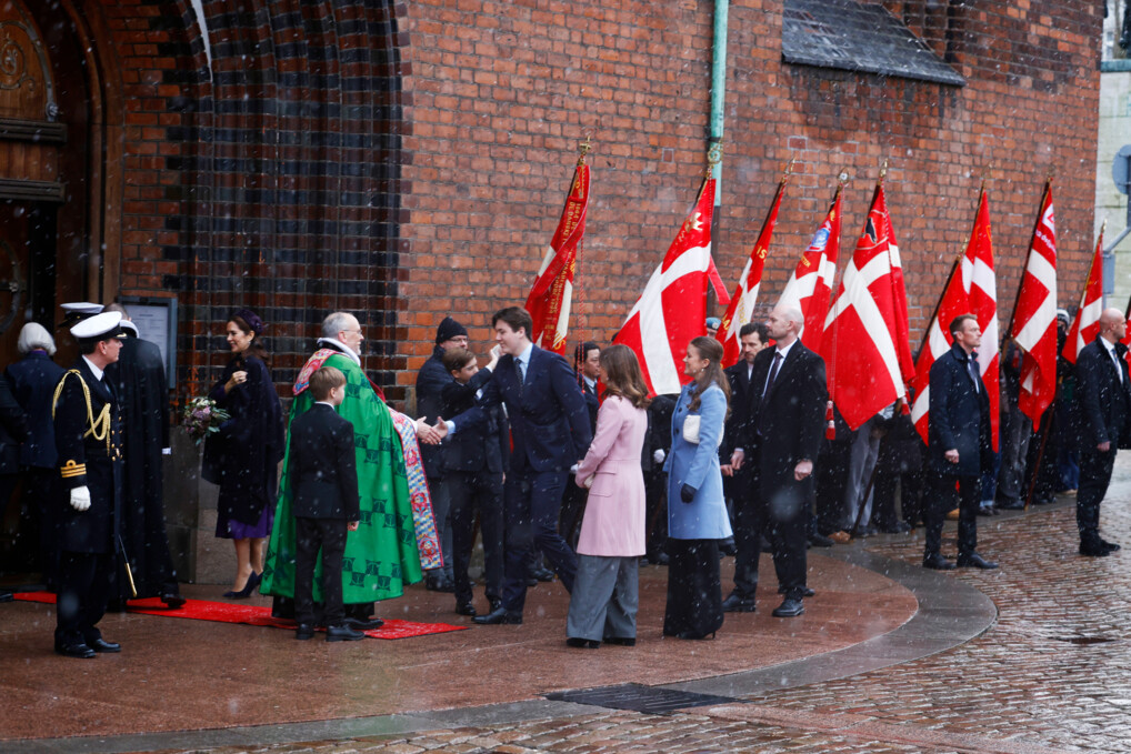 Biskop Henrik Wigh-Poulsen modtager kronprins Christian foran Aarhus Domkirke