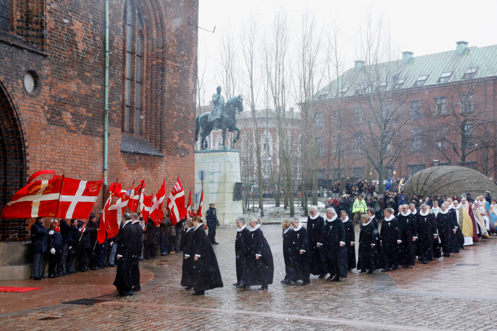 Procession af provster og biskopper foran Aarhus Domkirke