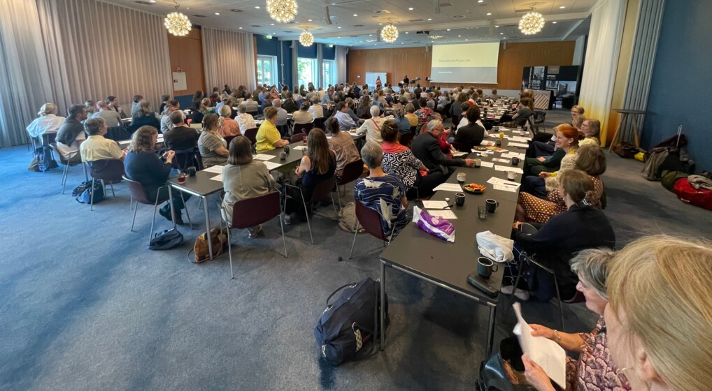 Kig over sal med tilhørere