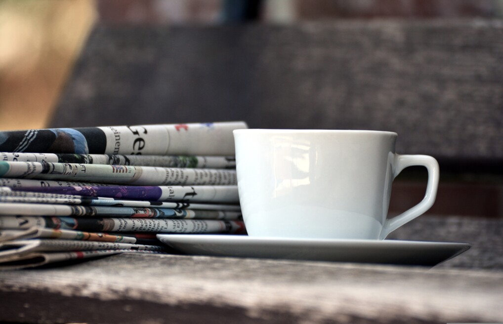 Aviser og kaffe 